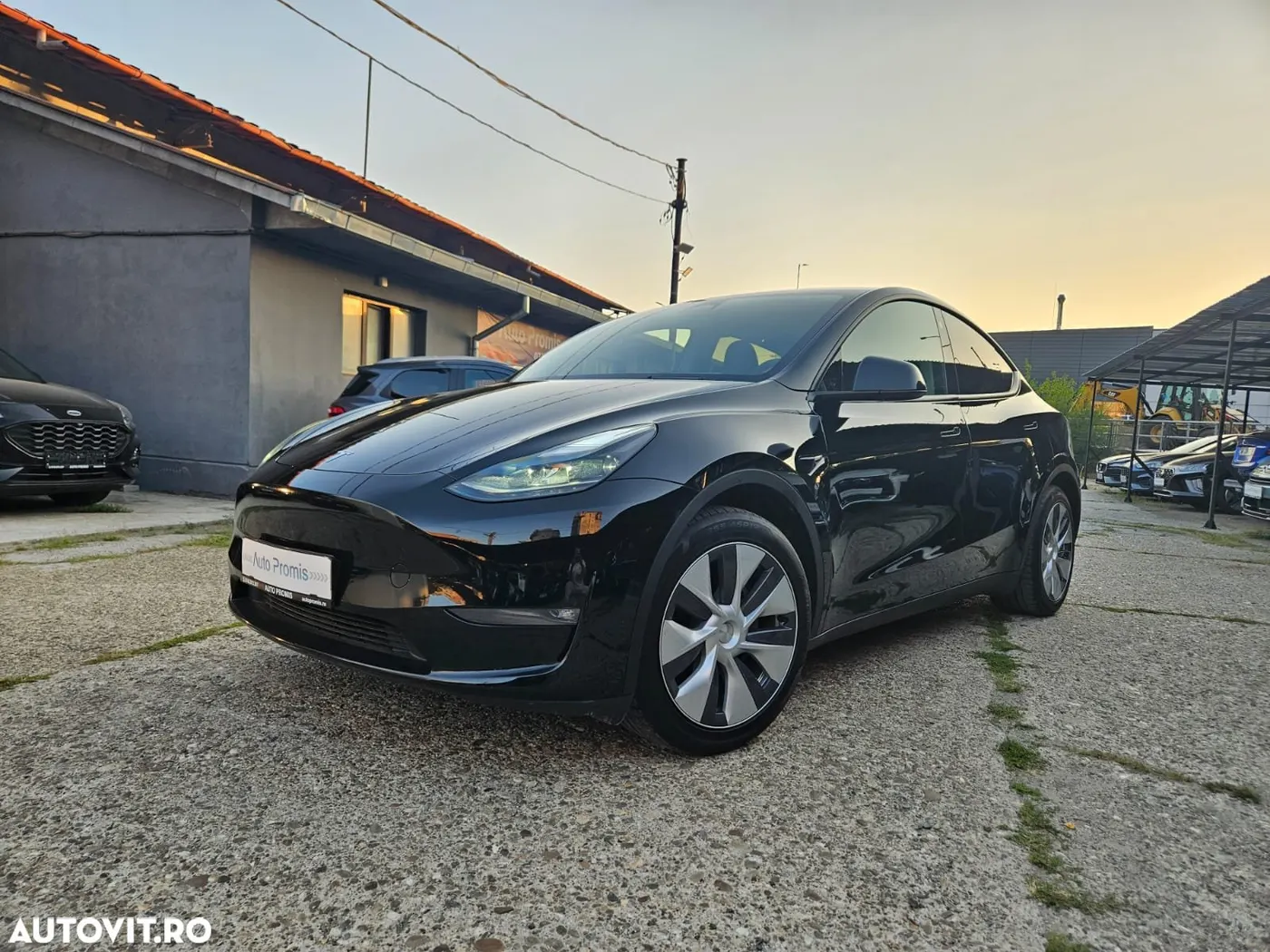 Tesla Model Y 2023 — lateral stânga