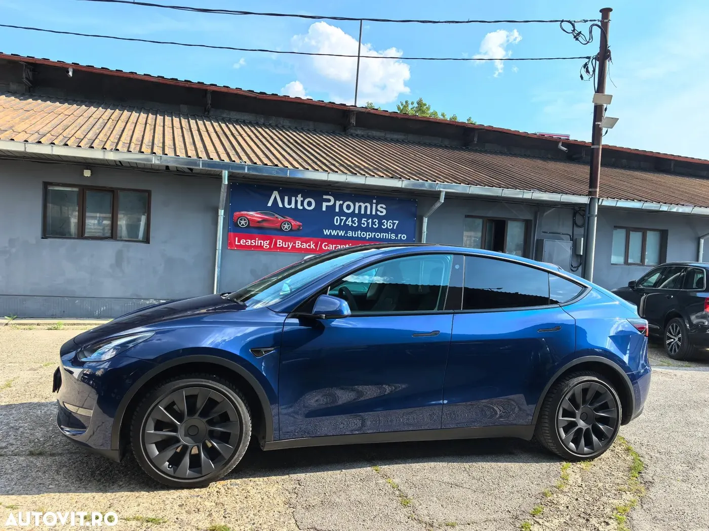 Tesla Model Y 2022 — lateral stânga