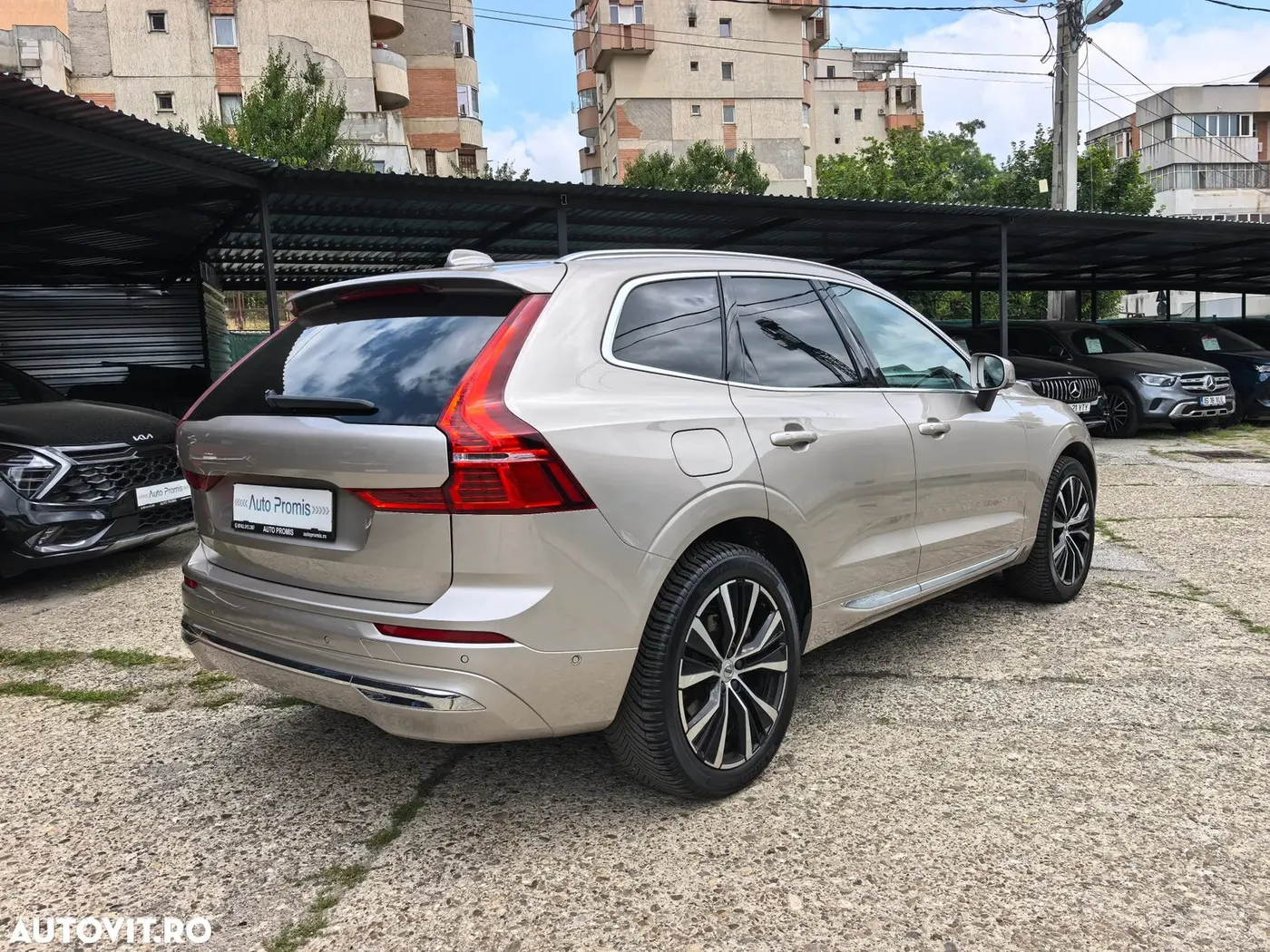 Volvo XC 60 2023 — lateral stânga