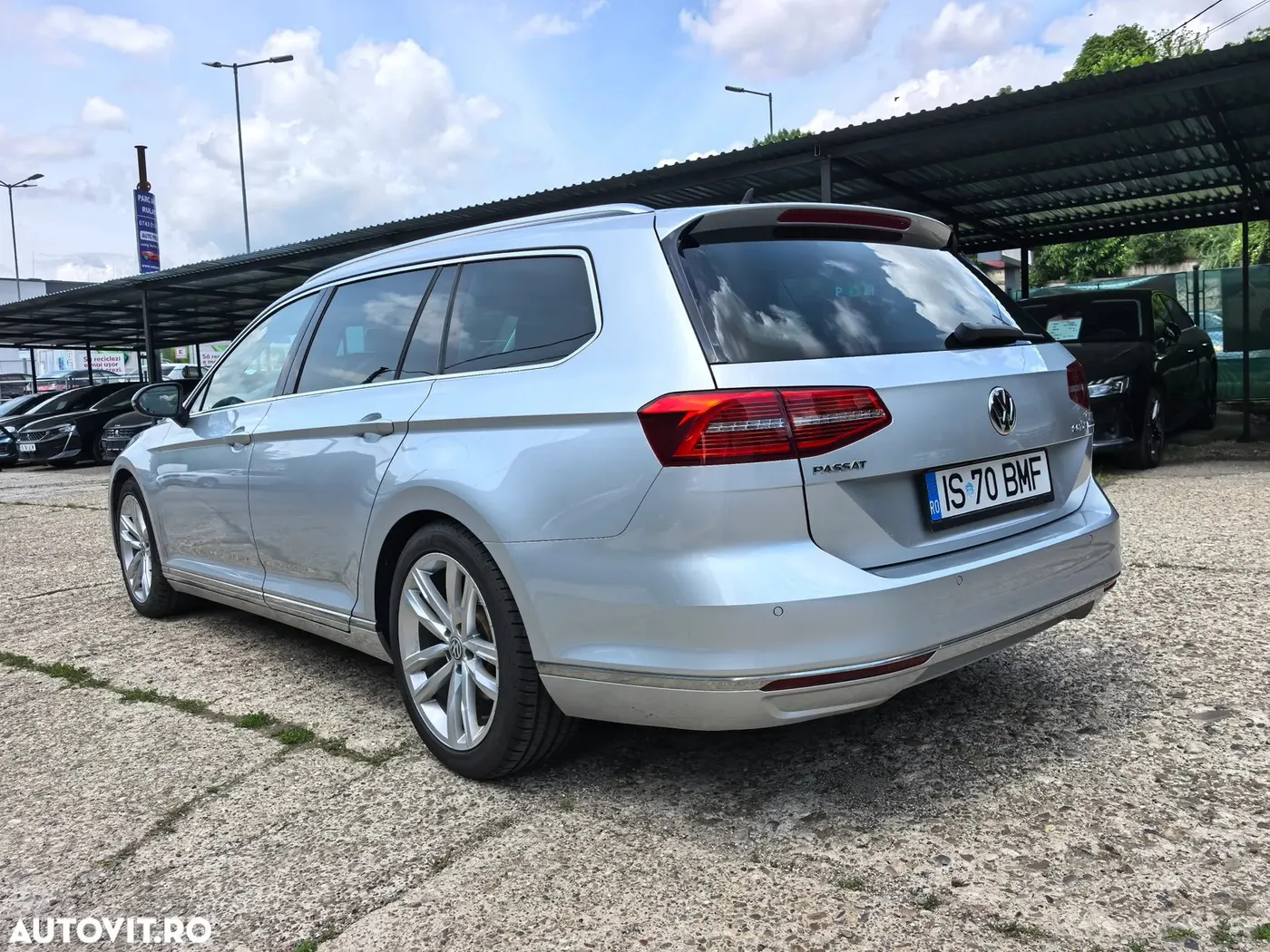 Volkswagen Passat 2016 — lateral stânga